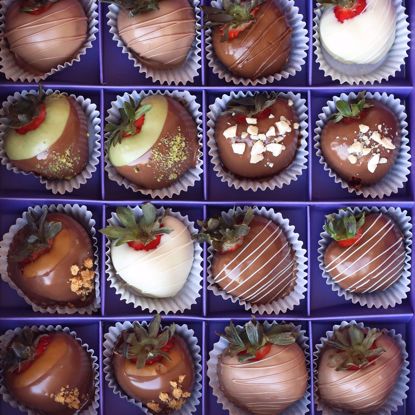 Picture of chocolate coated strawberries 16 Pcs